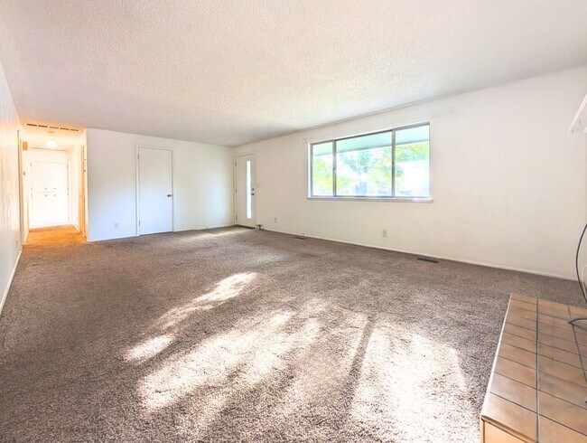 Building Photo - 3-Bedroom Home in great Location