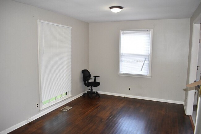 Building Photo - 3 Bed/2 Bath Home in East Nashville, Fenced Yard, Hardwood Floors, Minutes to Shelby Bottoms