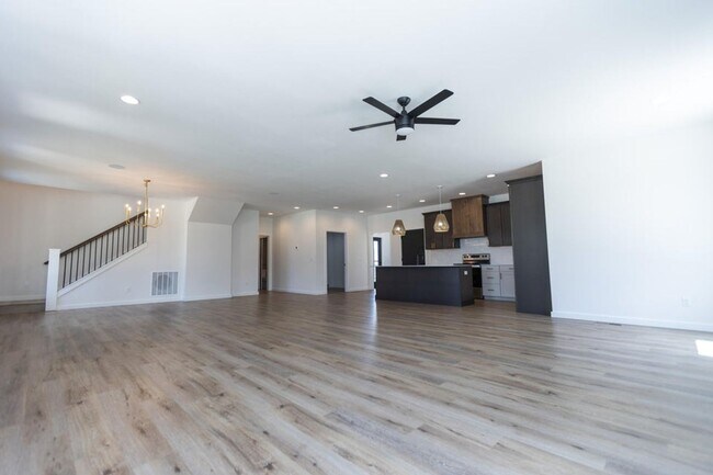 Building Photo - Executive Property located in Republic with a "furnished option" Don't miss this showstopper!!