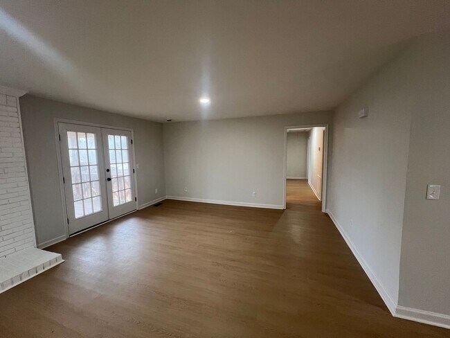 Building Photo - 3 Bedroom 2 Bathroom. Single Level Home.