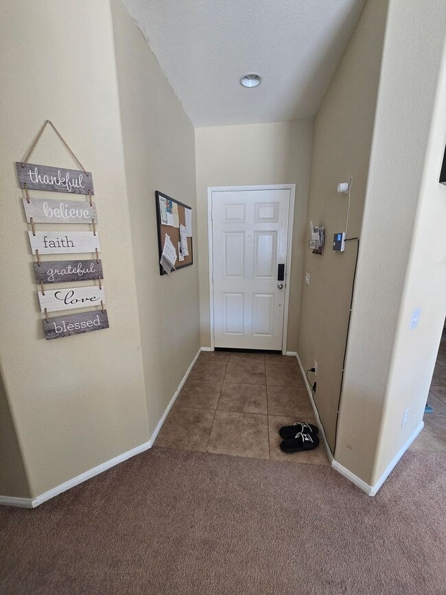 Building Photo - 3 Bedroom 2 Bath located in Mountain View DHS