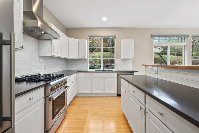Building Photo - AIR CONDITIONED Townhome in Beautiful Summ...