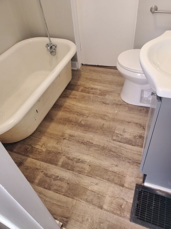 Building Photo - Nice Sized Yard