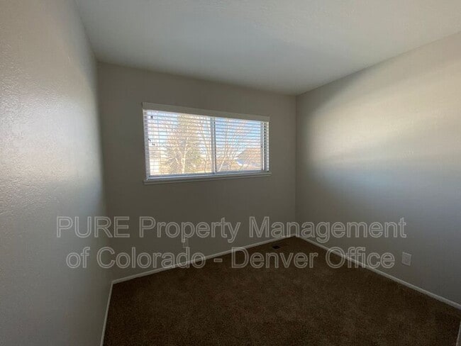 Building Photo - 564 S Carr St