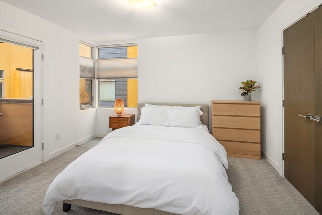 Building Photo - North Beacon Hill Townhome Living!