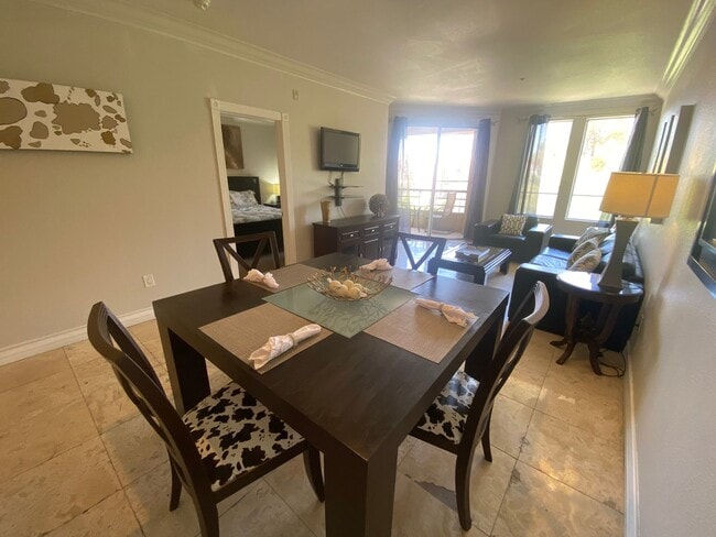 Building Photo - Amazing 2 bedroom furnished condo 1 block ...