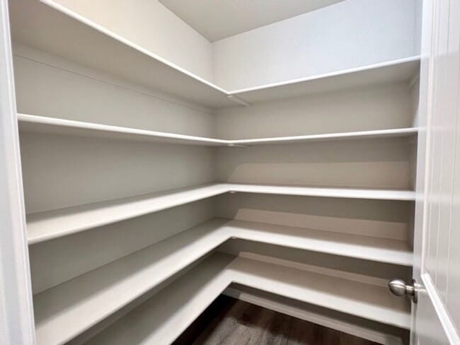 Building Photo - 5 Bedroom Home Close to Downtown Monument!!