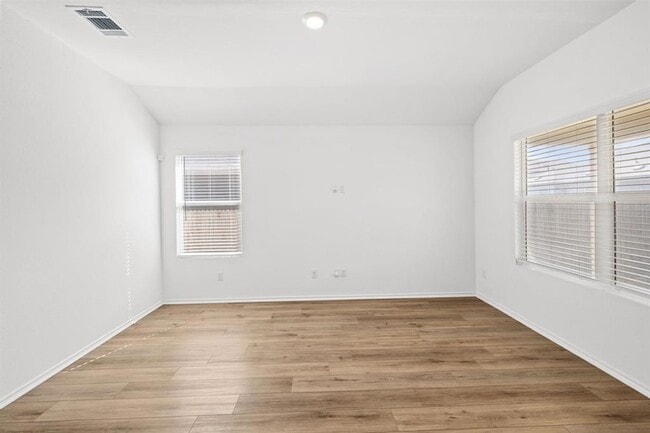 Building Photo - 215 Silver Springs Bend