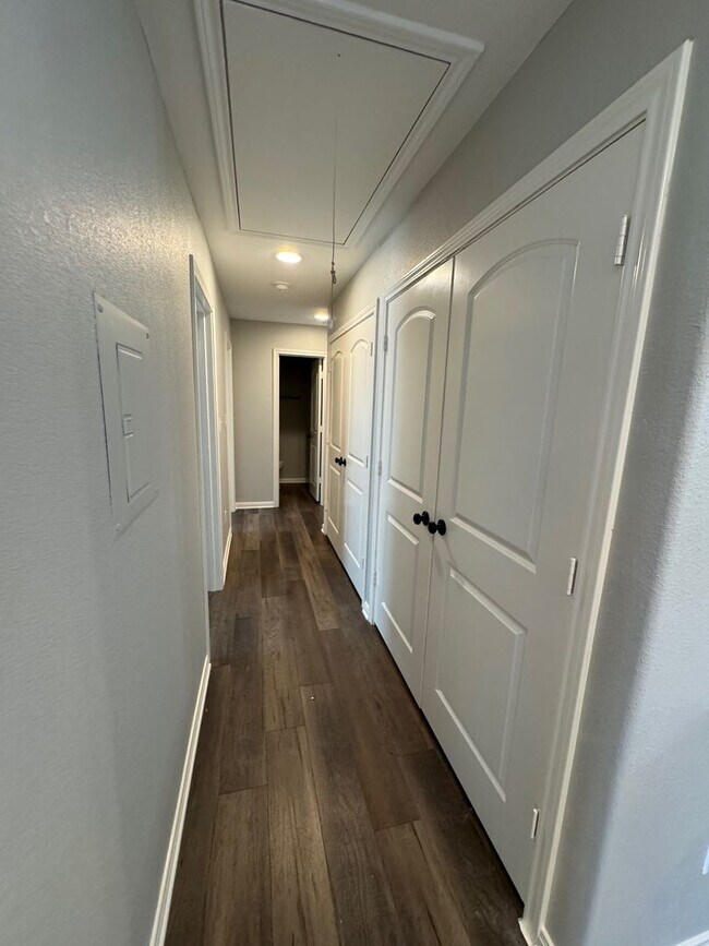 Building Photo - Updated Private Duplex