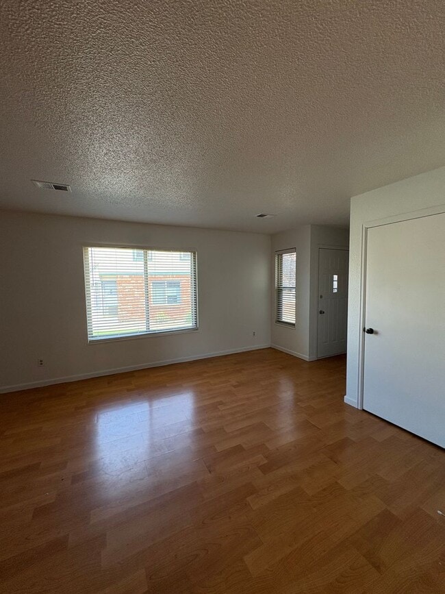 Building Photo - Updated 3 Bedroom 2.5 Bath Townhome