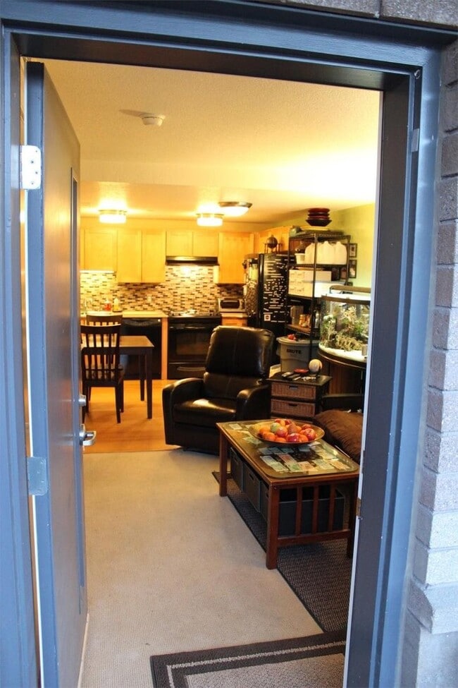 Building Photo - Fall 2026 Pre-Lease. Updated 1 Bedroom Con...