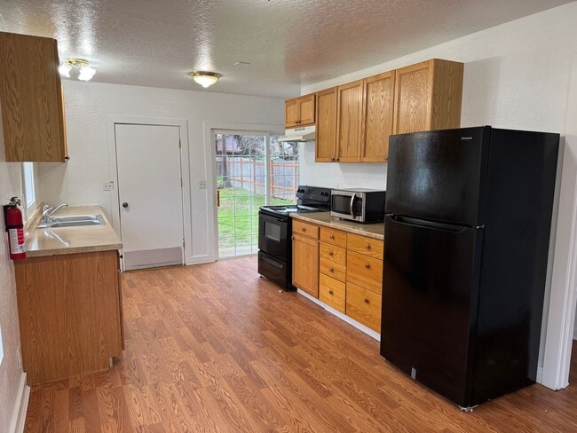 Building Photo - Updated 3 bedroom, 1 bath house in Springfield!