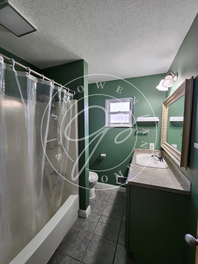 Building Photo - Adorable 3 bed 1 bath with spacious basement