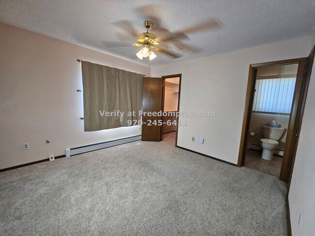 Building Photo - Great 2 bedroom 1.5 bath Duplex on the Red...