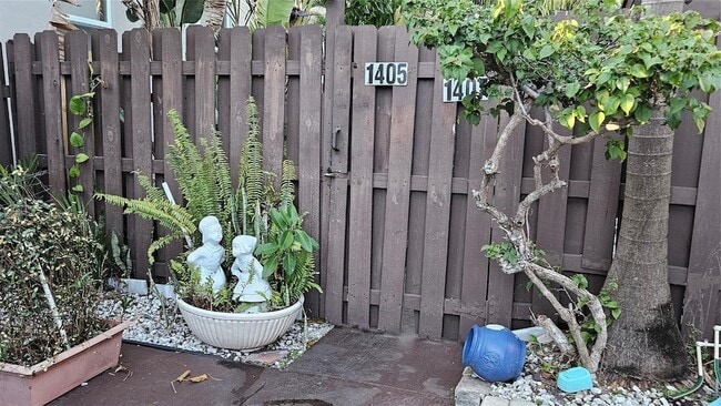 Building Photo - 1405 NE 17th St