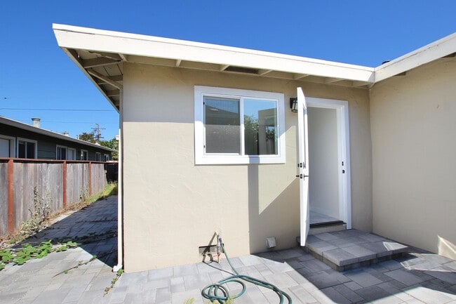 Building Photo - Charming Jewel Box Home Just Minutes from ...
