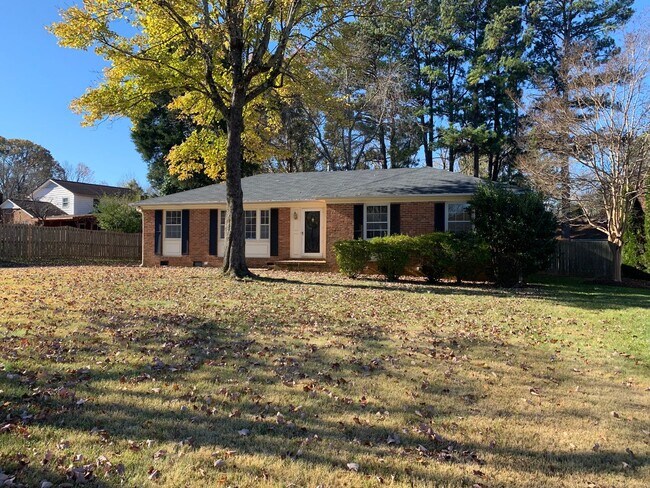 Building Photo - Updated 3 Bedroom Located Off Jefferson Rd - Lawncare Included!