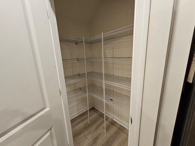 Building Photo - BeautifulTownhome in North Charlotte
