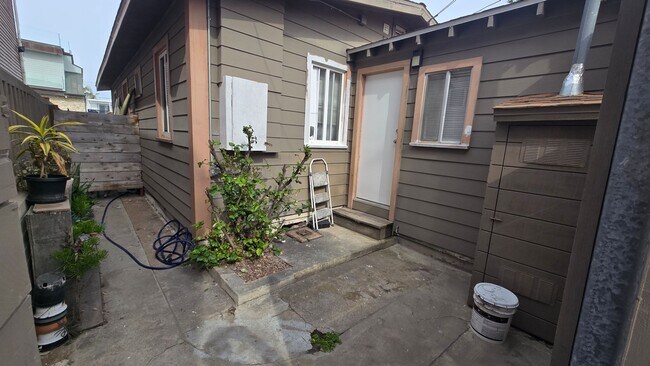 Building Photo - 723