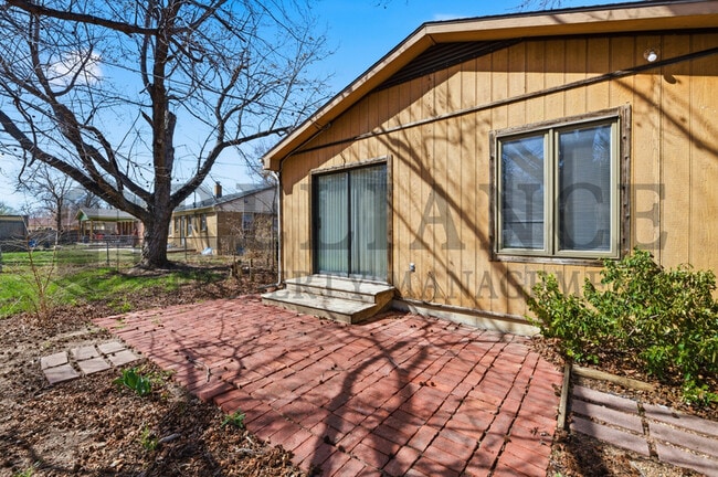 Building Photo - 2242 S Ridgewood Dr