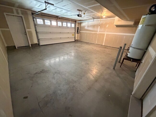 Building Photo - 2 Bedroom 2.5 bath townhouse w/ bonus room & Garage in Pasco