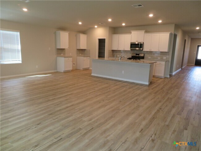 Building Photo - 554 Blue Stem Rd