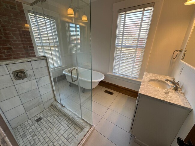 Building Photo - 138 E Lincoln St