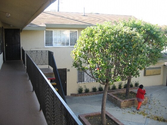 Building Photo - Compton Apts
