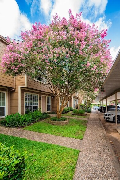 Building Photo - 1860 White Oak Dr