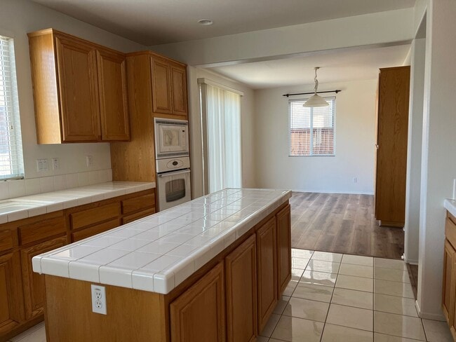 Building Photo - Beautiful home in central location of Victorville