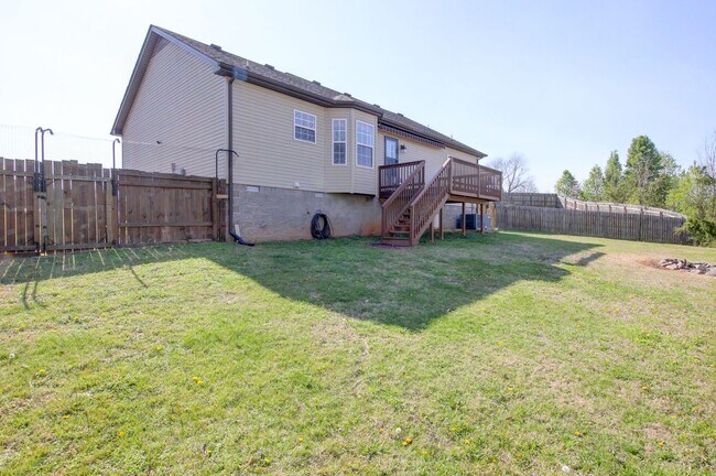 Building Photo - Sweet 3 bed 2 bath.  Cat friendly.