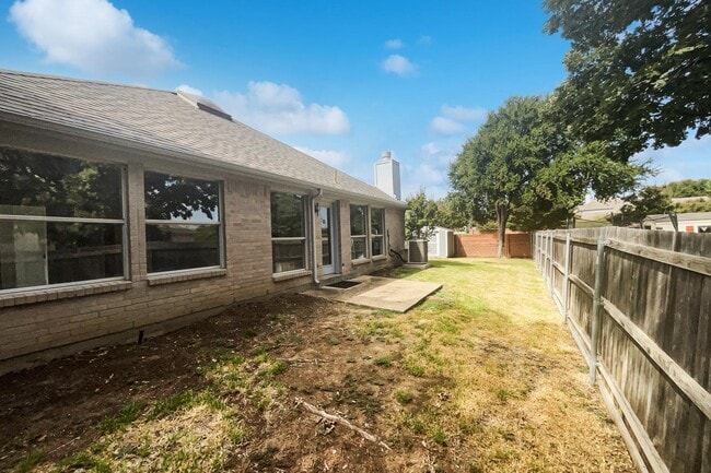 Building Photo - MOVE IN READY