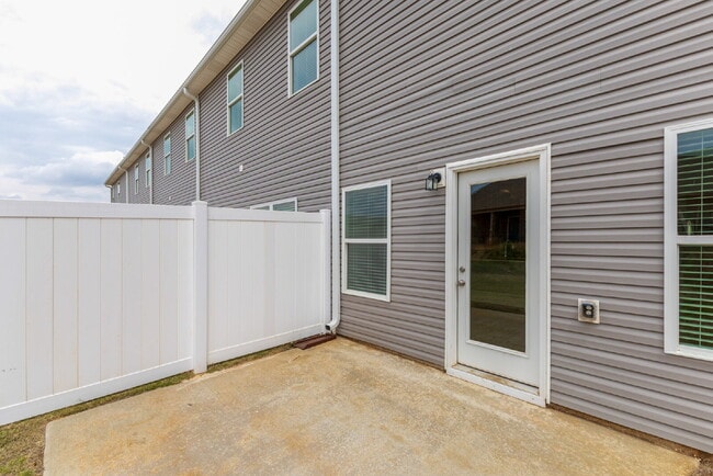 Building Photo - "Charming Newly built 3-Bed Townhouse Retreat with Granite Elegance in Prime Huntsville Location!"