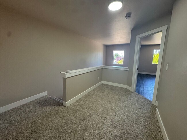 Building Photo - Modern 3 bedroom townhouse