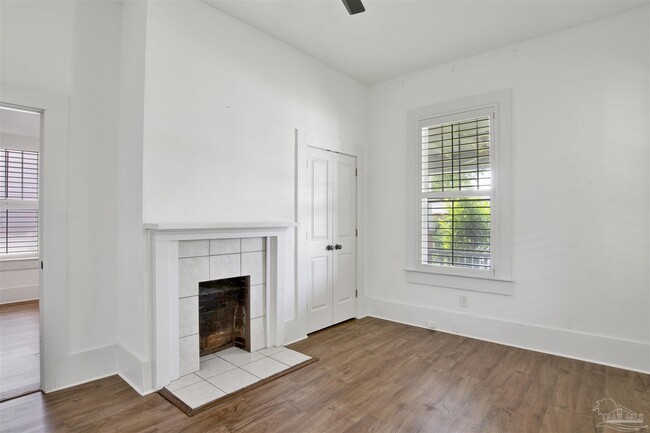Building Photo - 916 E Gonzalez St