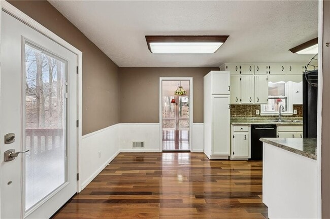 Building Photo - 182 Oak Forest Dr