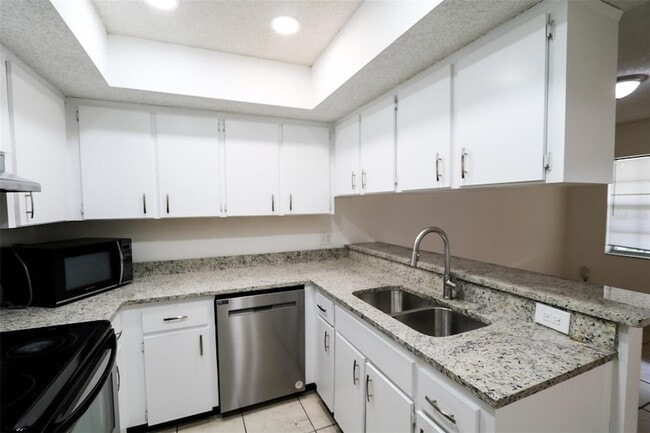 Building Photo - 3253 Bloomingdale Villas Ct
