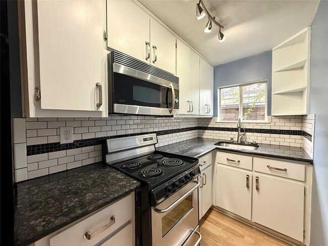 Building Photo - 4214 Bellvue Ave