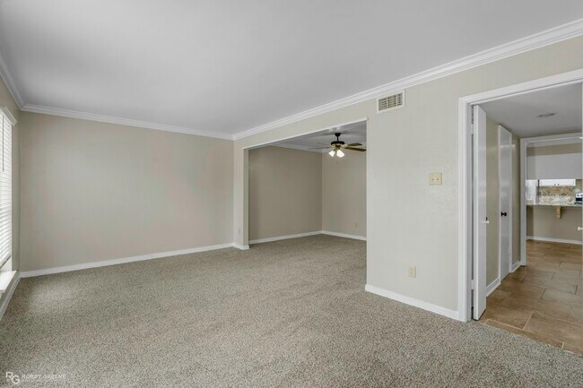 Building Photo - 10133 Saratoga Dr