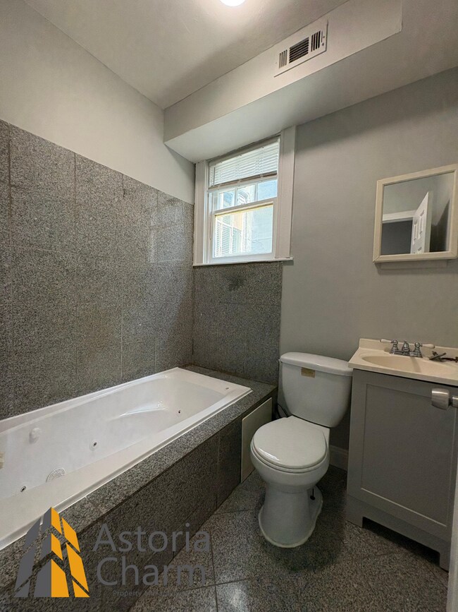 Building Photo - 2756 Pelham Ave