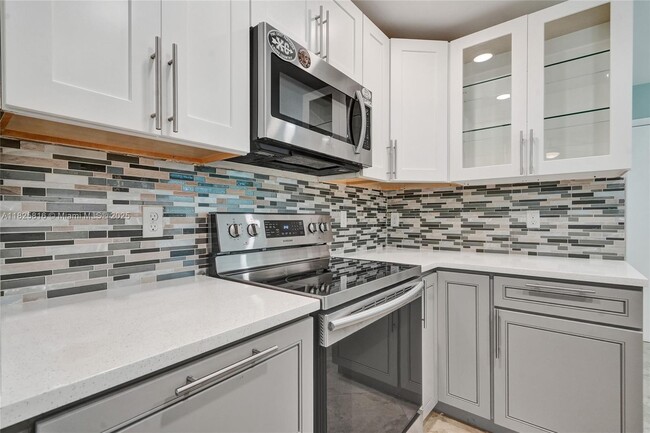 Building Photo - 8820 Woodside Ct