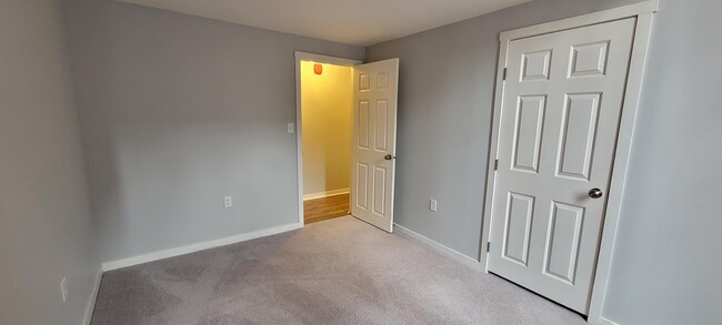 Building Photo - 470 Silver St