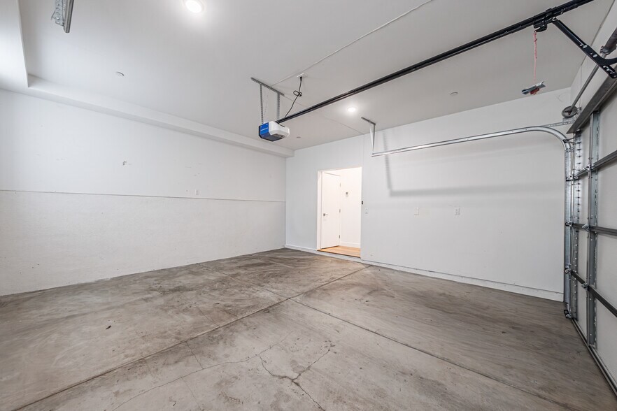 Building Photo - 705 N Benton Way