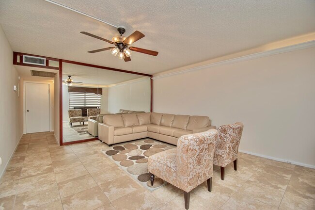 Building Photo - 2030 Ainslie Dr