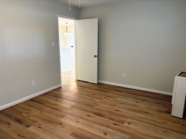 Building Photo - 5363 King Richard Dr