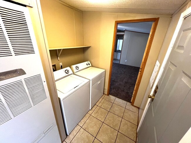 Building Photo - 3 Bedroom-2Bath located near CAFB