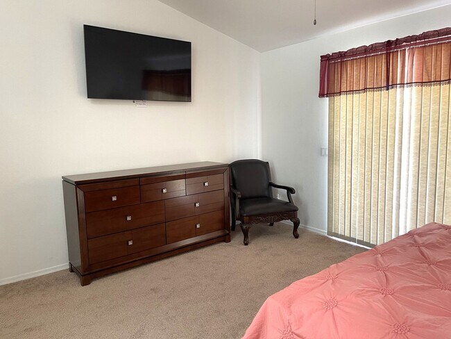 Building Photo - 3 bedroom 2 Bath Lakefront home in the des...