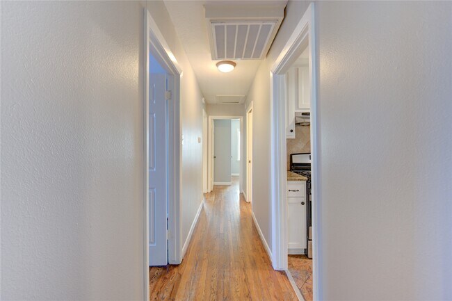 Building Photo - 2714 Southmore Ave