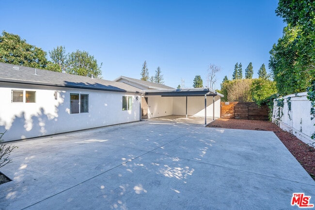 Building Photo - 5202 Topeka Dr