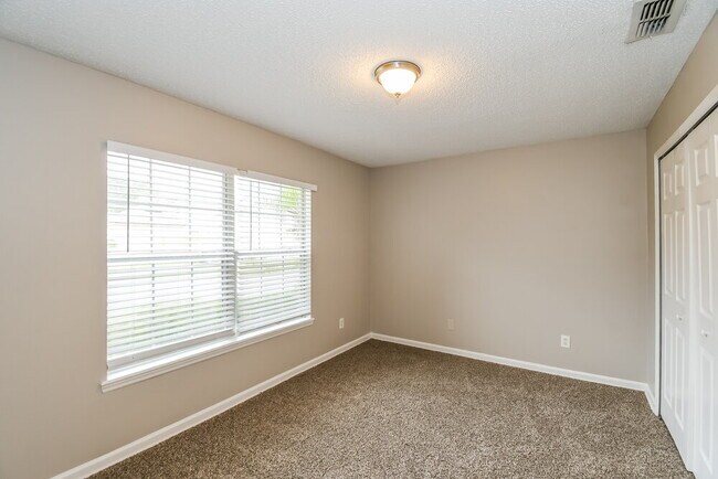 Building Photo - 2600 Creek Ridge Dr